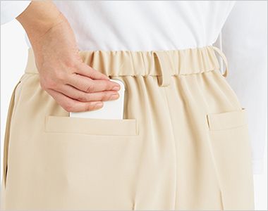 BONMAX AUP6300 [通年]BONCIERGE meets Audire クロップワイドパンツ[2WAYストレッチ/防汚] ウエストは後ろゴム仕様。
箱ポケットで物の出し入れがしやすく、口の形状が型崩れしにくい仕様です。