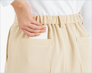 BONMAX AUP6301 [通年]BONCIERGE meets Audire スリットパンツ[2WAYストレッチ/防汚] ウエストは後ろゴム仕様。
箱ポケットで物の出し入れがしやすく、口の形状が型崩れしにくい仕様です。