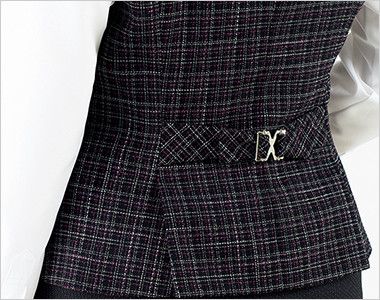 Bonmax AV1263 エレガントローズ ベスト チェック 裾に入った後ろ身頃のサイドベンツが腰まわりにゆとりを持たせ、ウエストサイズ調整可能なベルトが付いています。