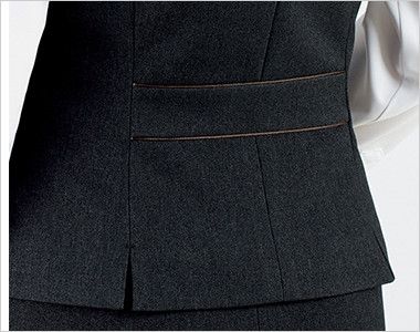 Bonmax AV1264 [通年]ベスト 無地[トラッドパターン] 裾に入った後ろ身頃のサイドベンツが腰まわりにゆとりを持たせ、ウエストのパイピングが腰位置を高く見せます。