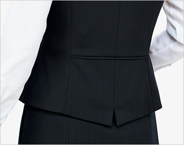 Bonmax AV1286 [通年]ポリジン ベスト[抗菌防臭/ニット/ストライプ] 裾に入ったスリットが腰回りにゆとりを持たせて腰位置を高く見せます。