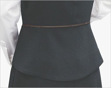 ベスト 後ろ身頃のペプラム &パイピング。
背中に向かって長くなるテールカットで腰まわりをカバー。ウエストのパイピングが腰位置を高く見せます。