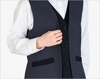 Bonmax AV1298 [通年]ベスト[ストライプ/ストレッチ] フロントデザイン。黒の配色を効かせた切り替えが、奥行きのあるシャープな印象を演出します。