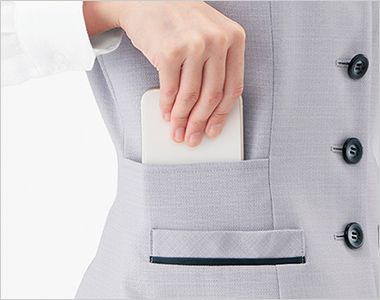 ベスト 右側にはスマホが入る深さのポケットが付いています。 