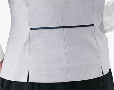 ベスト 裾に入ったスリットが腰まわりにゆとりを持たせ、 ウエストのパイピングが腰位置を高く見せます。