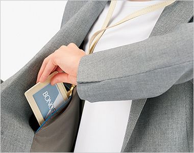 ジャケット 右内ポケット。
ジャケットの右内側にネームホルダー等が入れやすいポケットが付いています。
