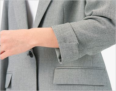 ジャケット 袖口スリット。
袖口はスリット開き。折り返してもおしゃれな 2WAY仕様です。