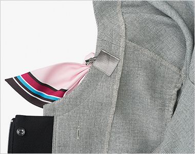 ソフトジャケット アクセサリー用ループ。
クリップ付きブローチを定位置に装着でき、クリップ先が肌に触れない仕様のループが右側に付いています。