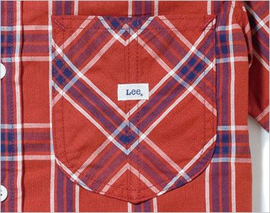 Lee LCS43008 ウエスタンチェックシャツ/半袖(女性用) 生地を45度の切り替えにしてアクセントを加えたこだわりの胸ポケット。左胸はLeeのブランドネーム付き。

