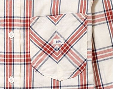 Lee LCS46006 ウエスタンチェックシャツ/長袖(男性用) 生地を45度の切り替えにしてアクセントを加えたこだわりの胸ポケット。Leeのブランドネーム付き。

