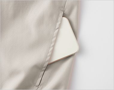 リサイクルタフタフーデッドジャケット スラッシュポケットは取り出しやすいように少し前の位置に設計