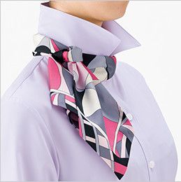 Bonmax RB4550 [通年]リーズナブルな半袖ブラウス スカーフループ付き 後ろ部分のスカーフを前に持ってきて、立てていた衿を戻し、整えて完成