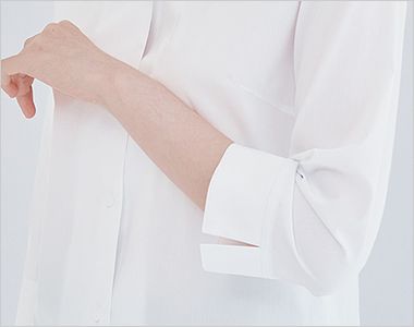 ボストン商会 24247 スキッパーシャツ[女性用] 袖先スリット。袖口にさりげなく入れたスリットが、手元をすっきり美しく見せます。
