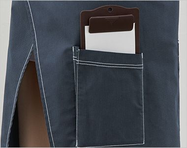 27340 ボストン商会 胸当てエプロン マルチポケット。後ろポケットには注文伝票などを入れられ、忙しい現場でスマートに対応できます。