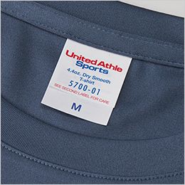 4.4オンス ドライスムース リサイクルポリエステル Tシャツ ハサミなどを使用せず、手で簡単に切り取れるネームを使用。オリジナルネームへの付け替えの工数が削減できます。また、切った跡が残らずきれいに仕上がるのも◎。