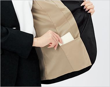 ジャケット 裾内ポケット(左右)
スマホも入る大きめ内ポケット