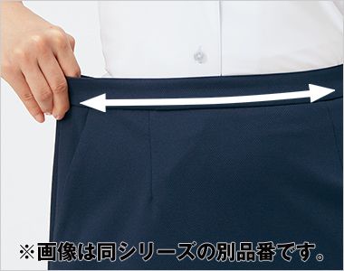 パンツ(セミワイド) ゴムinカーブベルト
見た目はすっきりなのに窮屈さがなく、動きにアジャストするストレスフリーのウエスト