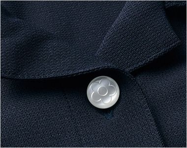 Mary Quant M13061 [春夏用] 六分袖ポロシャツ [ニット] コロンと丸みのあるボタンには、デイジーの刻印がさりげなく目を惹くポイントに。