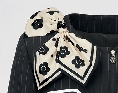 ジャケット アクセサリー用ホール。クリップ式ブローチを決まった位置に装着できます