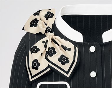 ワンピース アクセサリー用ホール。クリップ式ブローチを決まった位置に装着できます