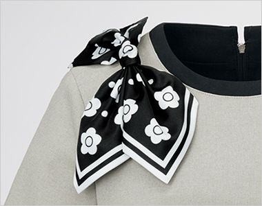ワンピース アクセサリー用ホール。クリップ式ブローチを決まった位置に装着できます