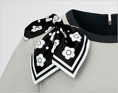 ワンピース アクセサリー用ホール。クリップ式ブローチを決まった位置に装着できます