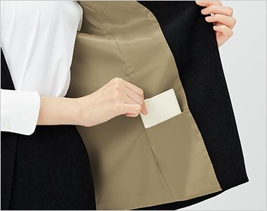 ジャケット 裾内ポケット(左)
スマホも入る大きめ内ポケット