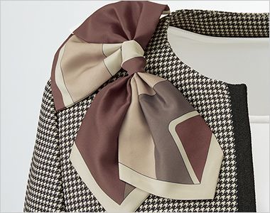 ユキトリイ YT4931 [通年]ノーカラージャケット[ストレッチ/千鳥柄/エコ] アクセサリー用ホール(左右)
クリップ式ブローチを決まった位置に装着できます