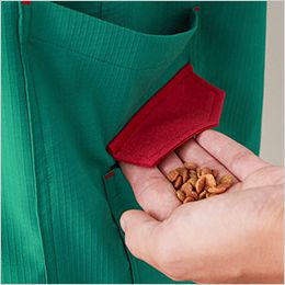 AL-0003 アニマリード スクラブパンツ(男女兼用) 蓋付きのポケットは汚れにくい裏地を使用。動物たちのおやつポケットとしても活用できます