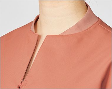 DOM-0004 半袖ファスナースクラブ[女性用] 襟元はリブ仕様、シャープな首元のスリットで顔まわりをスッキリ見せます
