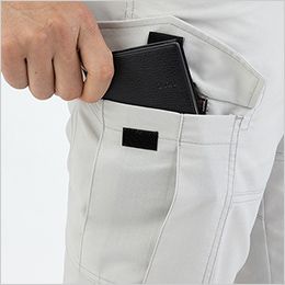 コーコス A-9175 [通年]アンドレスケッティ ストレッチ カーゴパンツ[男女兼用] 上から入るスマホポケット。フラップを閉じた状態でもスマホを収納できるポケット付