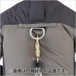 コーコス G-4030 [春夏用]ボルトクール 日傘遮熱 半袖ブルゾン(ペルチェ ネックホルダー付)[男女兼用] 背中ランヤード取付口。ランヤードの通し口のマジックテープで風漏れを防止。装着時の煩わしさをより快適に。