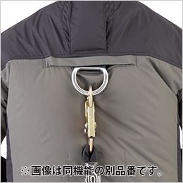 コーコス G-4039 [春夏用]ボルトクール 日傘遮熱 ベスト(ペルチェ ネックホルダー付)[男女兼用] 背中ランヤード取付口。
ランヤードの通し口のマジックテープで風漏れを防止。装着時の煩わしさをより快適に。