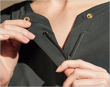 7082SC FLab Folk ジップスクラブ(女性用) 	
着脱しやすいジップタイプ
羽織るタイプは、かぶるタイプに比べて着脱がしやすく、メイクなどが付きにくいのも特徴。