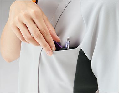 7094SC Folk レディスジップスクラブ[女性用] 胸ポケットの内側には、ペンがさせる深さのあるポケットがついています