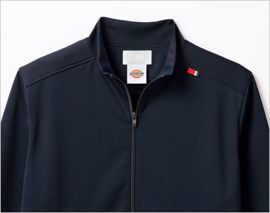 FOLK 9008SC Folk×Dickies ニットブルゾン[男女兼用] 肩ヨークのデザインです。
スクラブの肩線からずらすことで、縫い代が重なることによるゴロツキや肩回りの不安定感がありません。また、オーバーサイズで着る際には、布が肩に沿って自然に落ち、格好よく決まります。
