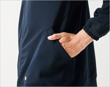 FOLK 9008SC Folk×Dickies ニットブルゾン[男女兼用] 袖口は2段ゴムになっており、袖まくりをしてもしっかりと止まり、作業中に下がってしまう煩わしさもありません。大きめの左右腰ポケットは斜めの箱ポケット仕様。ポケットロは縫目や芯地などでしっかりと伸び止めされており、アウター用途で使用できるようデザインされています。