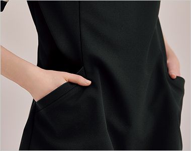 FOLK EN101 ESTNATION × FOLK ワンピース[女性用] 控え目な両腰のポケットは、見た目以上に容量も十分で実用性も兼ね備えます。