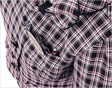 FB71205 nuovo(ヌーヴォ) [春夏用]オーバーブラウス ダストップSPチェック 便利な胸ポケットはペンを綺麗に収納できる。名札を挟んでもしっかり固定できる