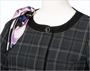 FB71432 nuovo(ヌーヴォ) [春夏用]オーバーブラウス(リボン付き) クリップ式のリボンスカーフが留められるポケット付き。お気に入りのスカーフに付け替えて印象チェンジも可能。