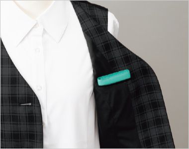 フォーク　究極のコンフォート　FV36401[通年]FDチェック　ぴったりフィットのベスト 右手でサッと取り出せる位置に内ポケットを配しました。名刺など大事な物の収納に。