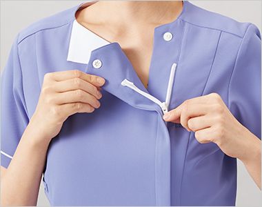 HI706 ワコール レディススクラブ[女性用] 羽織るタイプは、かぶるタイプに比べて着脱がしやすく、メイクなどが付きにくいのも特徴です。

