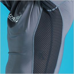 接触冷感コンプレッションクルーネックシャツ 脇部分は通気性の高いメッシュ素材を使用