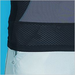 接触冷感コンプレッションクルーネックシャツ 裾部分は通気性の高いメッシュ素材を使用