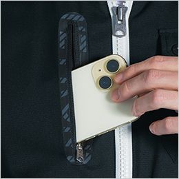 スタジャンテイストナイロンストレッチワークジャケット スマホが入る右胸縦ポケット
