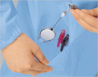 自重堂 WH13150 Whisel 抗ウイルス加工予防衣[男女兼用] 前の両サイドポケットは二重構造で仕切りがついて便利。
右ポケットには鍵などを取り付けられるキーループ付き。