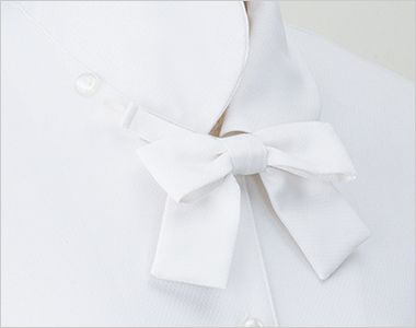 en joie(アンジョア) 01170 [通年]ふんわりオーラの丸襟に優しい印象のリボン付き長袖ブラウス 襟の下にボタンがあり、取り外し可能。