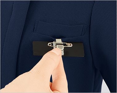 en joie(アンジョア) 42080 [通年] スクラブ 胸ポケットにペンを差しても邪魔にならない実用性の高い名札ポケット。