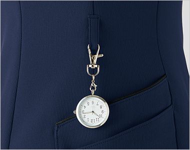 en joie(アンジョア) 42080 [通年] スクラブ 右脇には鍵やストラップ、時計などを通すことができる便利なループ付き。