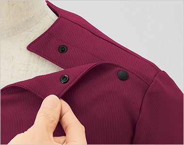 en joie(アンジョア) 42081 [通年] スクラブ 肩のスナップボタンを外して着脱できます。